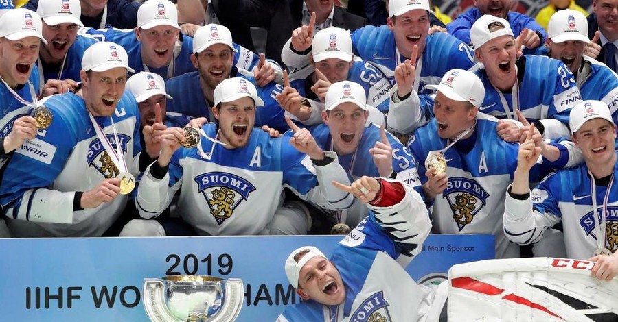 Финский журналист съел газету, где предсказывал сборной неудачу на чемпионате мира по хоккею