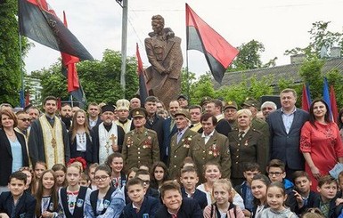 Скандал: послы Израиля и Польши протестуют против памятника Шухевичу в Ивано-Франковске