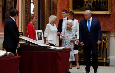 Мелания Трамп пришла на встречу с королевой Елизаветой в эксклюзивной шляпке 