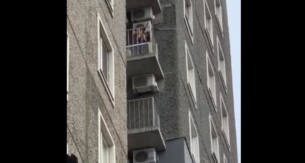 В Днепре двое среди белого дня решили пострелять с 11-го этажа