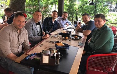 Зеленский отметил День Конституции в кафе с друзьями