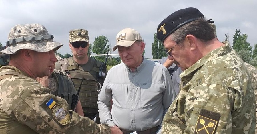 Кучма побывал на Луганщине и проверил, как проходит разведение сил