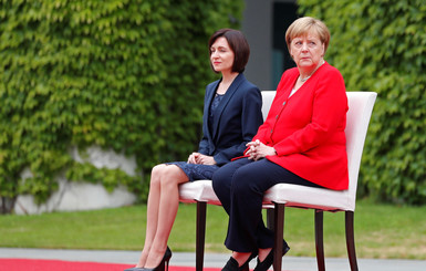 Меркель второй раз слушает гимн сидя после приступов дрожи