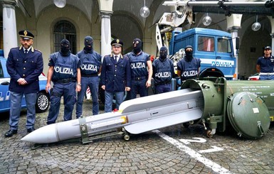 Вице-премьер Италии показал оружие, из которого его хотели убить 