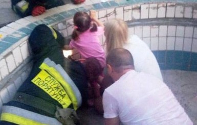 В Днепре ради спасения девочки пробили бетонный фонтан