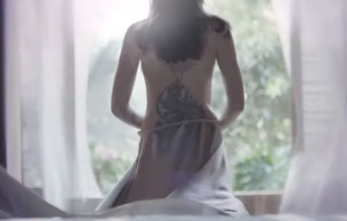 Анджелина Джоли обнажилась для съемок рекламного клипа 