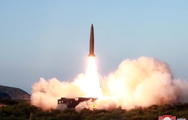 КНДР запустила две ракеты в сторону Японского моря