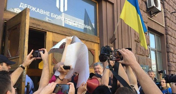 В ГБР на допрос Порошенко прибыл с детьми
