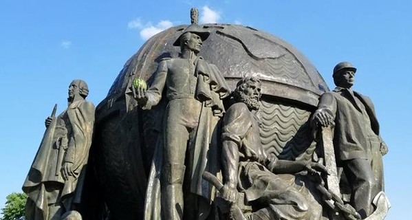 Кораблик на памятнике корабелам в Николаеве заменили… арбузом