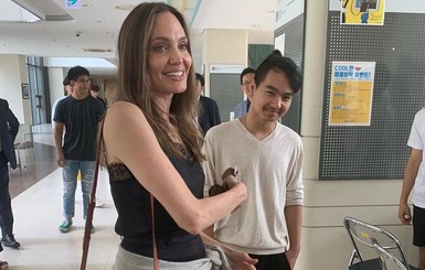 Анджелина Джоли сама отвела сына в университет Сеула. И расчувствовалась