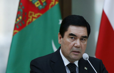 В Туркменистане полицейские задерживают людей в очередях у банкоматов