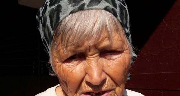 В Запорожье просят помочь слепой бабушке, которая живет на вокзале