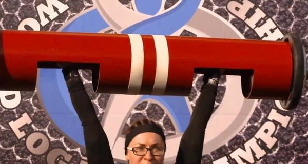 Чемпионкой мира по поднятию бревна стала мастер маникюра из Кривого Рога 