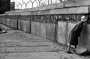 У Берлинской стены осталась любящая вдова 