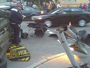 Канализационный люк спровоцировал сразу две аварии в Киеве 