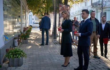 Президент с женой возложили цветы у Стены памяти павших за Украину