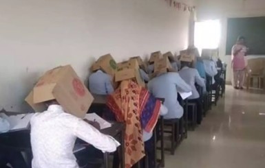В Индии студенты сдавали экзамен с коробками на голове  