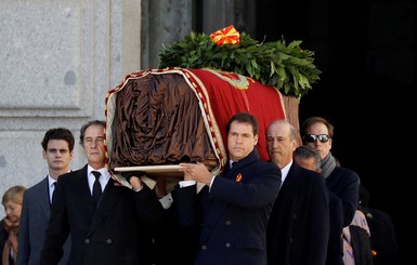 В Испании перезахоронили останки диктатора Франко: из мавзолея в обычную могилу