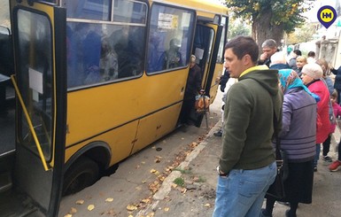 В Одесской области маршрутка с людьми во время движения провалилась под землю