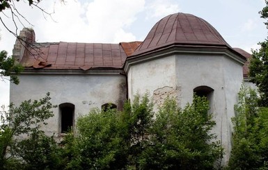 На Львовщине селяне требуют вернуть костел XVI века, проданный за тысячу евро