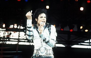 На аукционе продадут носки Майкла Джексона, в которых он впервые танцевал лунную походку