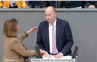 У депутата Бундестага случился приступ во время выступления