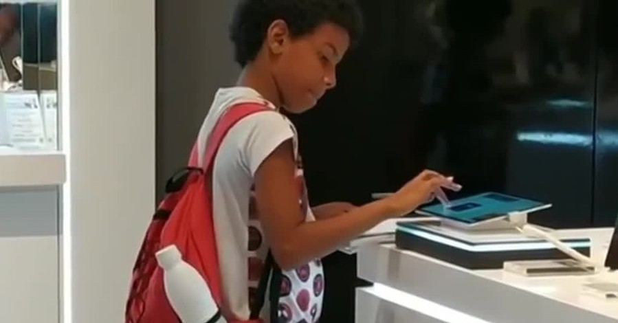 В Бразилии магазин электроники подарил планшеты школьнику, который делал уроки в торговом зале