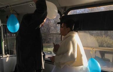 В Харькове сыграли свадьбу в троллейбусе