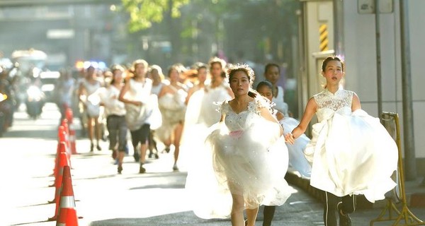 В Таиланде 300 невест устроили бег наперегонки за 100 тысяч долларов