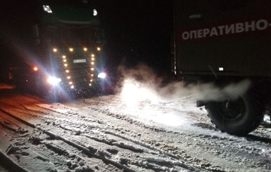Снег и гололедица парализовали дороги и привели к сотням ДТП