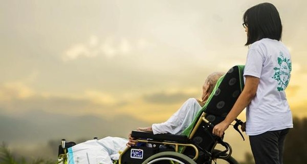 Рада приравняла лиц с инвалидностью в колесных креслах к участникам дорожного движения