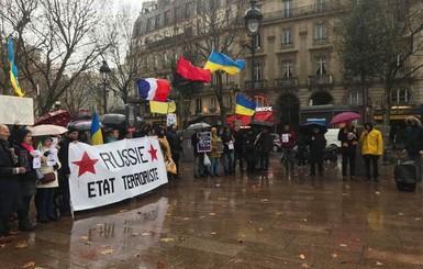Украинская диаспора устроила митинг в Париже перед встречей 