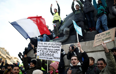 Во Франции, несмотря на протесты, подняли пенсионный возраст на два года 