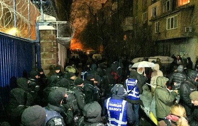 Киевское СИЗО уже 13 часов блокируют активисты