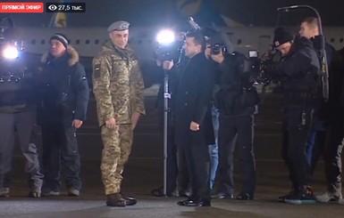 Зеленский встретил освобожденных украинцев в Киеве