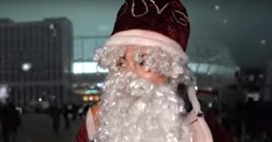 Милевский переоделся в Деда Мороза и дарил подарки на улицах Киева