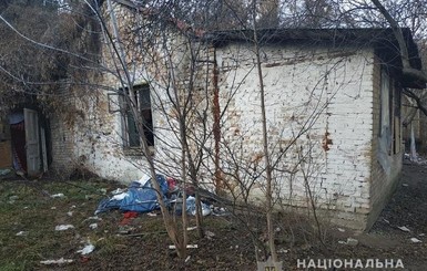 В Киеве в заброшенном доме обнаружили семью с маленькими детьми