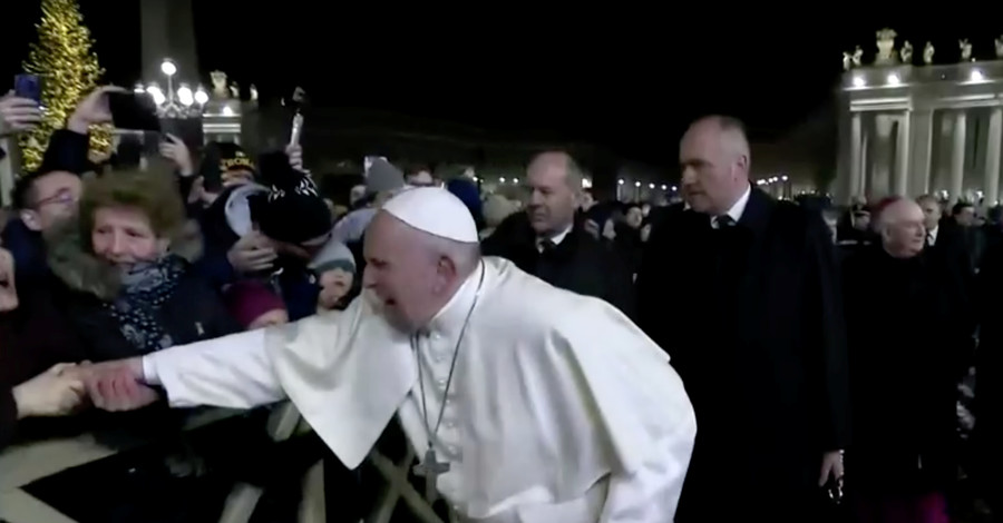 Папа Римский объяснил, почему шлепнул женщину по руке