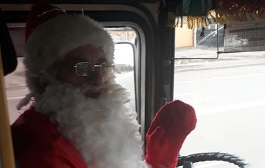В Никополе водитель автобуса в костюме Деда Мороза угощает детей конфетами и мандаринами
