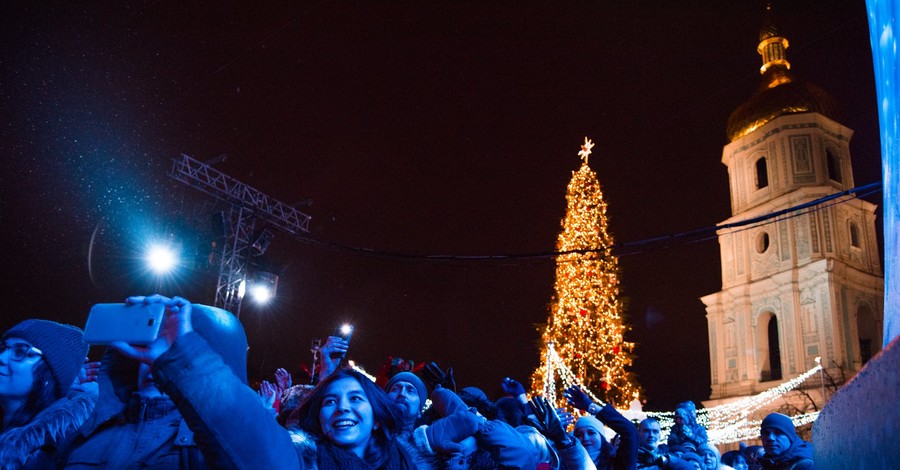 Организаторы посчитали людей, встретивших 2020-й у главной елки Украины