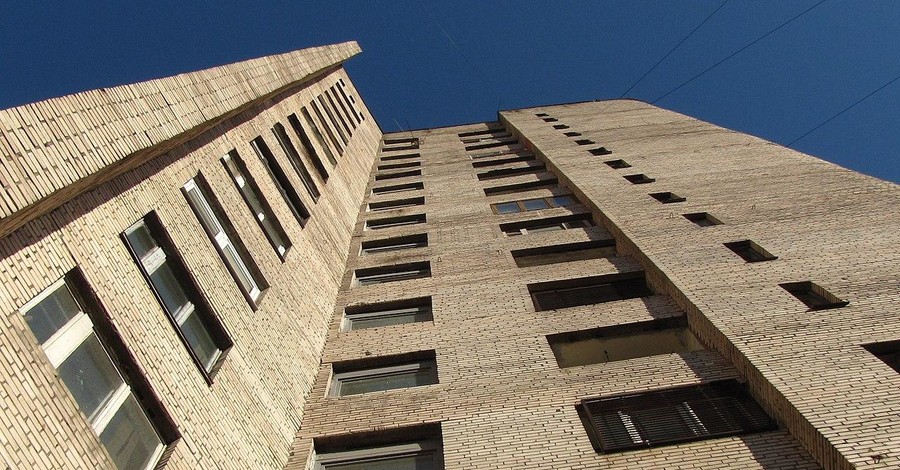 В Харьковской области многодетная мать прыгнула с восьмого этажа