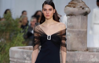 На показе Chanel весна-лето 2020 модели перевоплотились в юную Коко Шанель