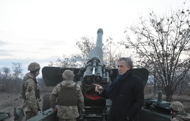 Бернар-Анри Леви побывал на Донбассе и получил в подарок календарь