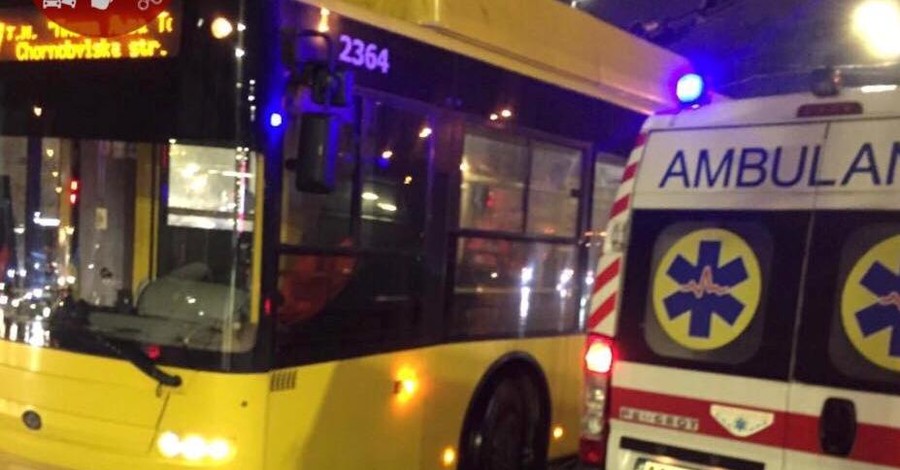Соцсети: в Киеве водителя троллейбуса, пытавшегося поправить штанги, ударило током 