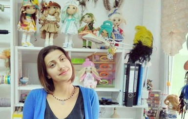 Украинка сделала кукольные копии мамы для трех сирот из США