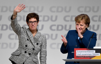 В Германии Крамп-Карренбауэр отказалась стать следующим канцлером 