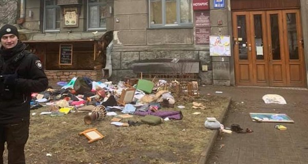 В центре Киева девушку задержали за то, что выкинула вещи парня из окна