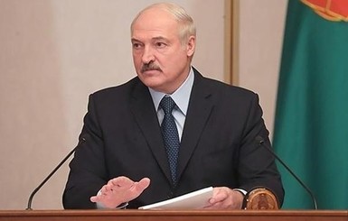 Лукашенко поворачивает герб Беларуси в сторону Европы