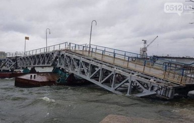 В Николаеве штормовой ветер разрушил два моста, в Одессе повалил 400 деревьев