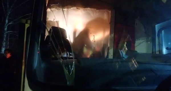 В сети появилось видео, как женщины закидали камнями автобусы с эвакуированными украинцами